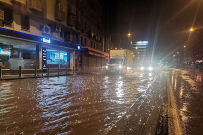 İzmir'i sağanak vurdu: Polis aracı çöken yolun içine düştü