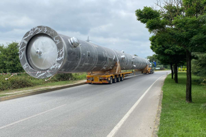 55 metre uzunluğunda yükle kavşaktan geçemedi, yolda kaldı