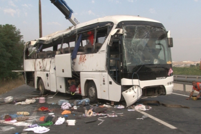 Düğün yolculuğu facia ile sonuçlandı: 1’i polis 6 kişi öldü, 42 kişi yaralandı