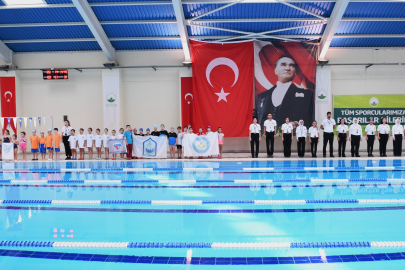 Minik yüzücüler kulaçlarını Atatürk’ü anmak için attı