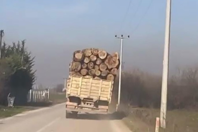 Tomruk yüklü kamyonetin tehlikeli yolculuğu kamerada