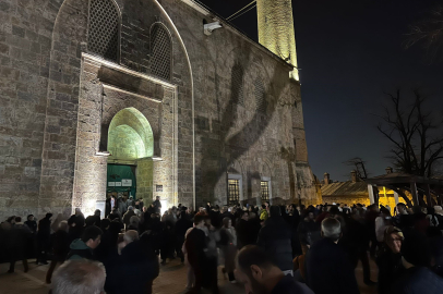 Bursa’da ilk teravi namazı kılındı, tarihi camiye binlerce kişi akın etti