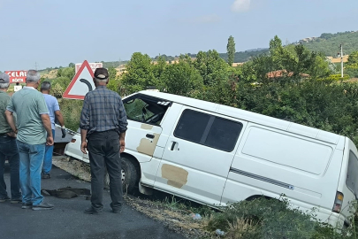 Kontrolden çıkan minibüs şarampole uçtu: 5 yaralı