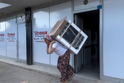 Evinde anne, tarlada çiftçi, mağazada patron