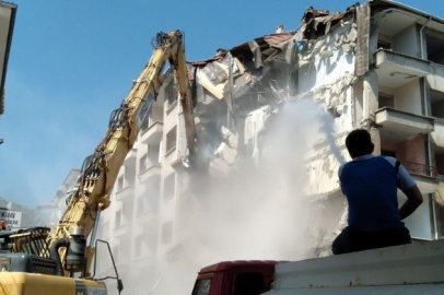 Mudanya'da yıkılan binalar nedeniyle trafik kontrollü sağlanıyor