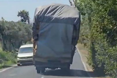 Bursa'da aşırı yükle seyreden kamyonet trafiği tehlikeye attı