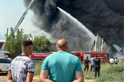 Bursa'daki yangın çevredeki 3 fabrikaya da sıçradı