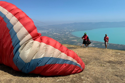 İznik Gölü turkuaza büründü, yamaç paraşütüne akın başladı