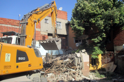 Osmangazi’de tehlike saçan metruk binalar yıkılıyor