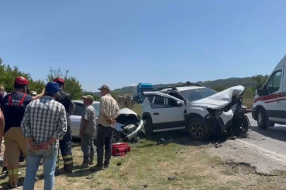 Bursa'da iki otomobil kafa kafaya çarpıştı: 5 yaralı