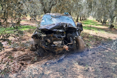 Hurdaya dönen araçtan sağ çıktı