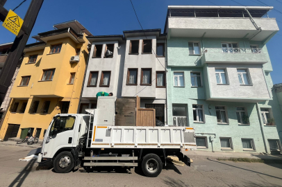 Bursa'da bir apartmandan 5 kamyon çöp çıktı