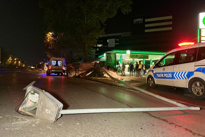 Kontrolden çıkıp aydınlatma direğine çarpan Tofaş hurdaya döndü: 4 yaralı