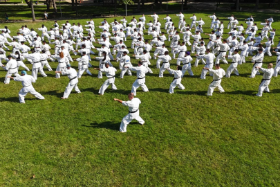 Bursa'da 240 kişilik karate şovu görsel şölen oluşturdu