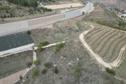 Yolu olmayan mezarlığa dürbünle ziyaret