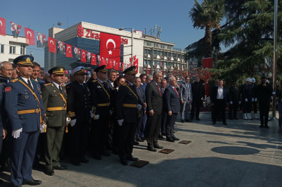 Bursa’da cumhuriyetin 101. yılı çelenk töreniyle kutlandı