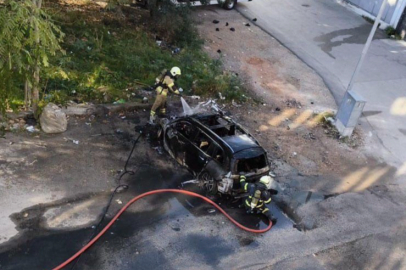 Mercedes marka elektrikli cip park halinde alev topuna döndü