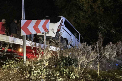 İnegöl’de kontrolden çıkan minibüs dere yatağına uçtu