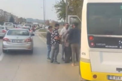 Aracını otobüs durağına çekti, kendisini uyaran şoföre silah çekti