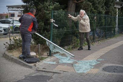 Bursa'da fırtınada vatandaşlar uçmamak için direk ve ağaçlara tutundu