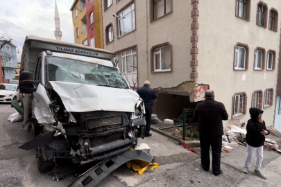 Rüzgar vurdu, yokuş aşağı kaçan kamyon evin salonuna girdi