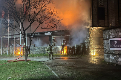 Bursa'da 2 katlı otelin çatısında yangın: Alevler geceyi aydınlattı