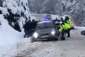 Bursa'da karlı yolda vatandaşlar mahsur kaldı