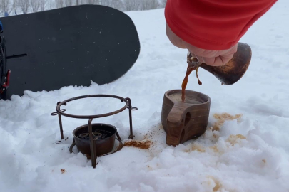 Uludağ'da snowboard yaparken Türk Kahvesi yudumladı