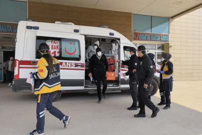 Başkasına ait kimlikle tedavi olmak isteyen tüberküloz hastası 2 göçmen polisi alarma geçirdi